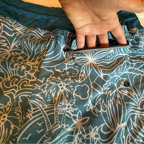 Rabbit Surf N Turf 2.5” Blue Sapphire Women's Athletic Shorts - Picture 4 of 10